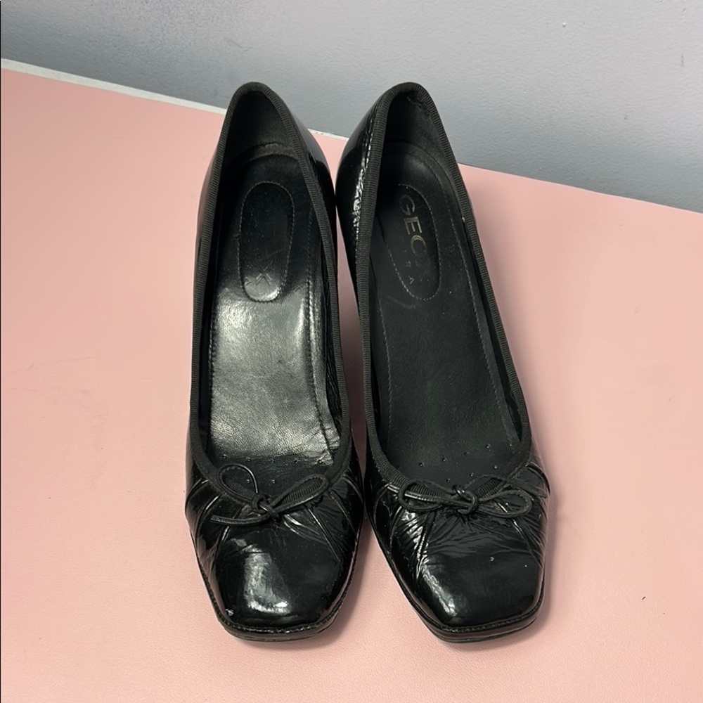 Geox Black Wedge with Glossy Finish and Elegant Bow